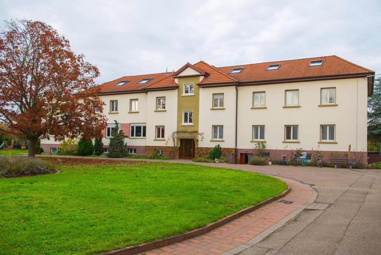 Christliche Gaestehaeuser Weinstrasse Нойштадт-ан-дер-Вайнштрасе Экстерьер фото