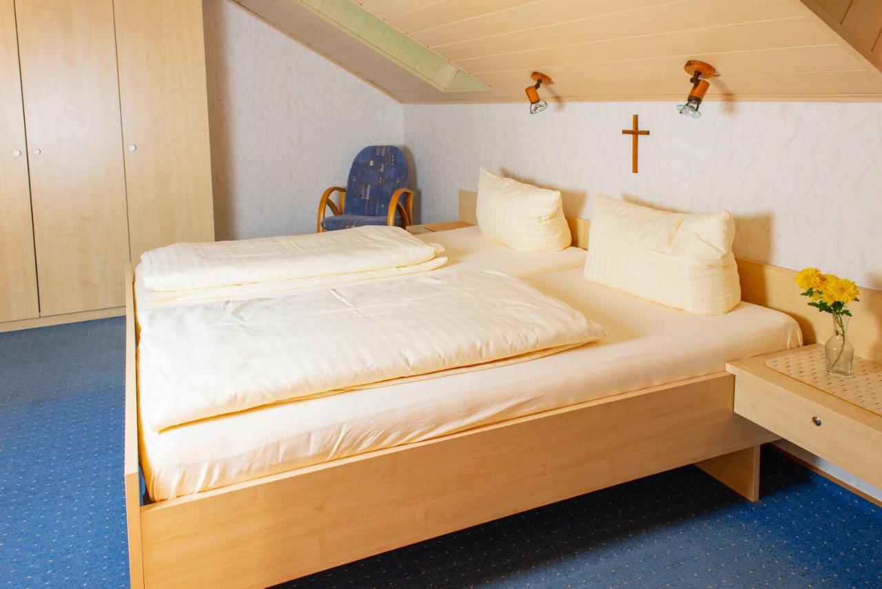 Christliche Gaestehaeuser Weinstrasse Нойштадт-ан-дер-Вайнштрасе Экстерьер фото